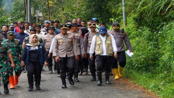 Kapolda Jateng Irjen Pol Ribut H Wibowo tinjau longsor di Pekalongan