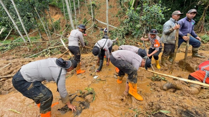 Brimob Polda Jateng bantu pencarian korban longsor Pekalongan