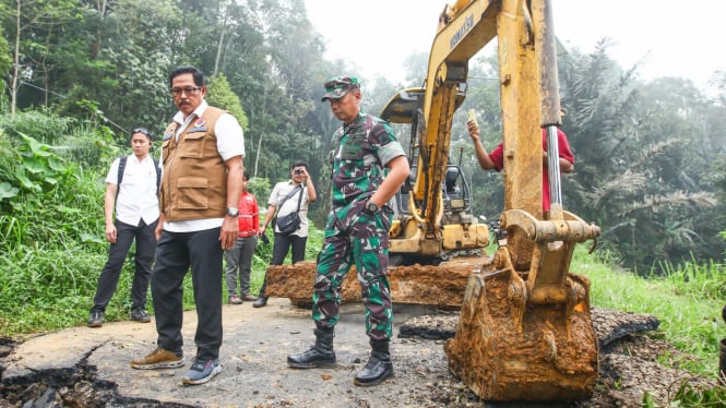 Pj Gubernur Jateng Nana Sudjana meninjau banjir di Pelakongan