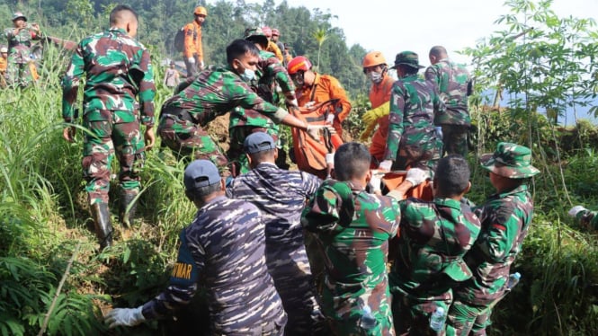 Evakuasi korban longsor di Pekalongan Jawa Tengah