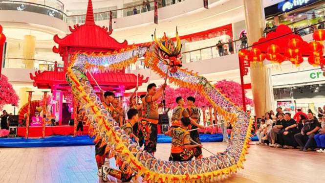 Pertunjukan Barongsai di The Park Semarang