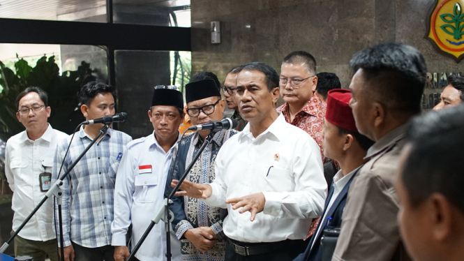 Mentan Andi Amran Sulaiman bersama petani Singkong Lampung