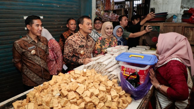 Bupati Kendal Mbak Tika menemani Ahmad Lutfi