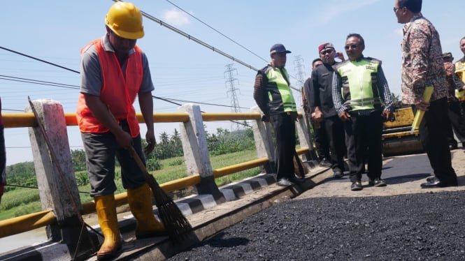 Perbaikan jalan di Jawa tengah