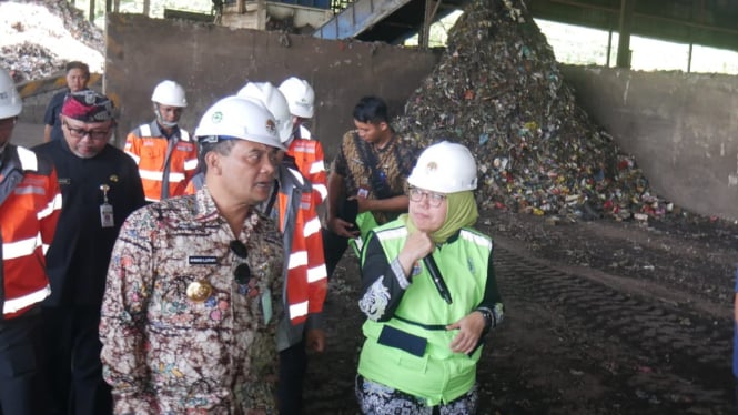 Gubernur Jawa Tengah, Ahmad Lutfi atasi sampah