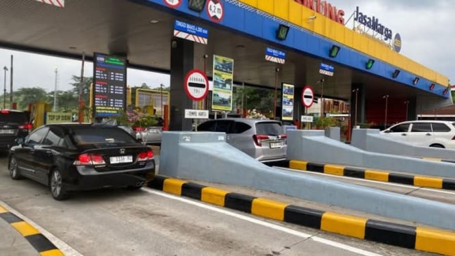 Pemudik mulai terlihat melintas di Tol Kalikangkung Semarang