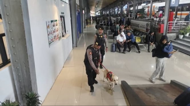 Petugas Polrestabes Semarang menyisir stasiun tawang Semarang