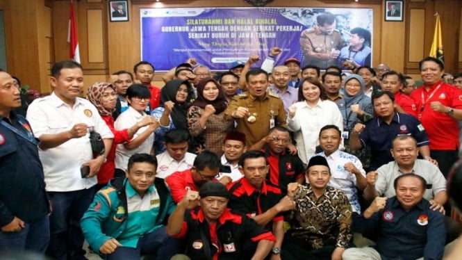 Gubernur Jateng Ahmad Luthfi bersama elemen buruh di Jateng