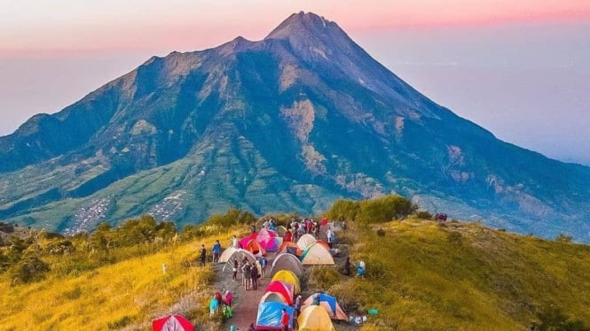 Suasana para pendaki berkemah di Gunung Merbabu