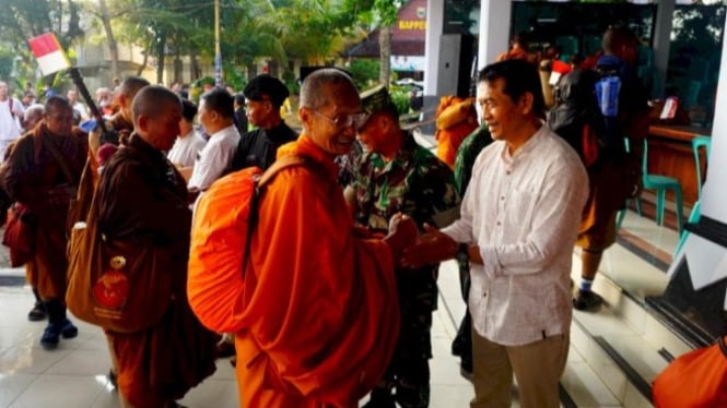 Wakil Bupati Batang Suyono menyambut kedatang biksu