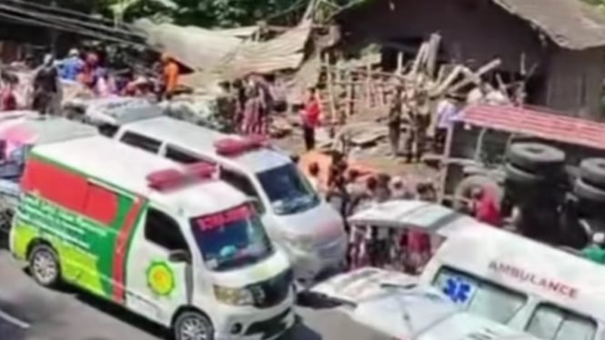 Truk tabrak angkot di Purworejo, 10 orang meninggal dunia.