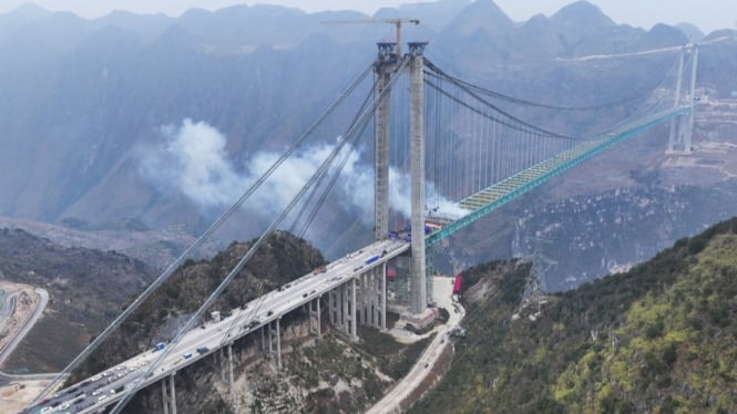 The Huajiang Grand Canyon Bridge