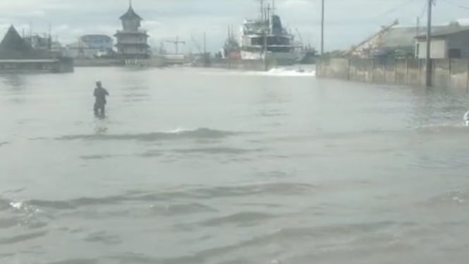 Tanggul laut Tanjung Emas Jebol