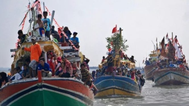 tradisi sedekah bumi dan laut