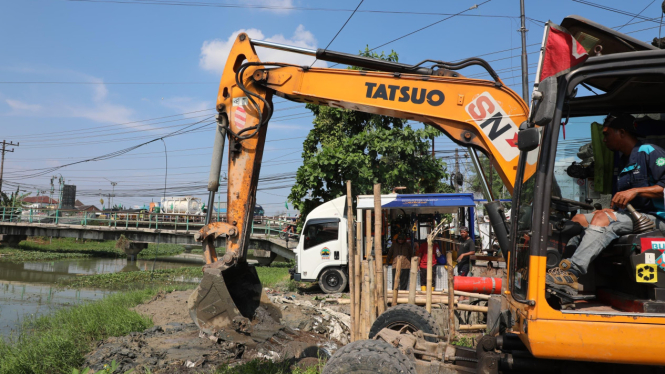 Keruk sedimentasi sungai dombo Demak
