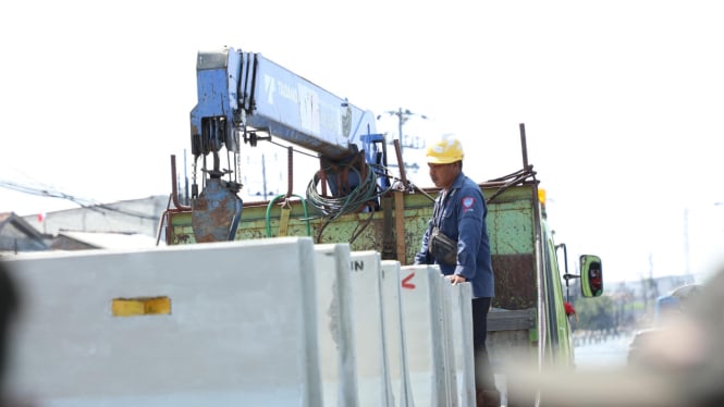 Pemasangan beton untuk cegah rob Demak