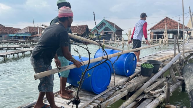 Rumah apung korban rob Demak