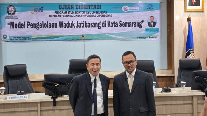 Agung BM Bersama Ketua Sidang, Prof. Ir. Mochammad Agung Wibowo