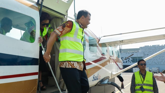 Gubernur Jateng Ahmad Lutfi menjajal susi air