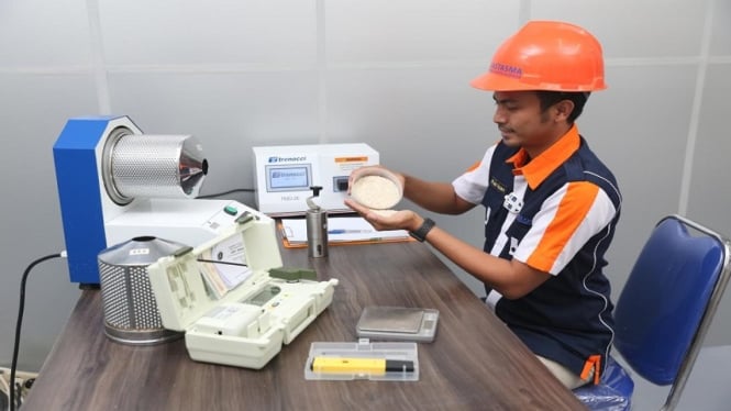 Petugas memeriksa kualitas beras di Gudang Bulog