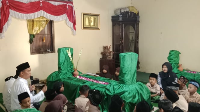 Ziarah ke Makam Adipati Tjitrosomo hingga Industri Kasur dan Bantal