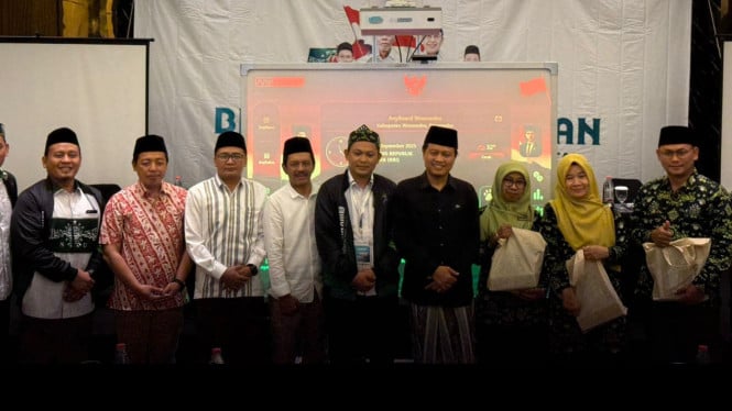 Bantuan smartboard untuk SMA-SMK Maarif NU