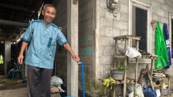 Bantuan air untuk warga
