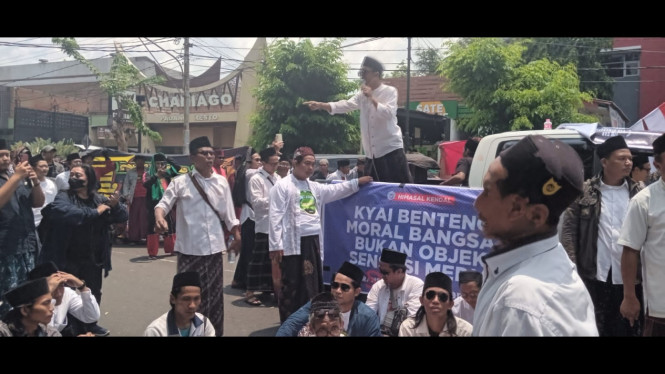 Ratusan santri menggeruduk kantor KPID Jateng