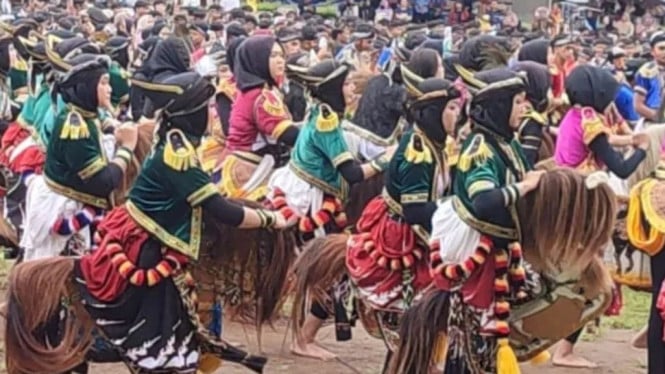 Sekitar 3.000 penari jaran kepang.