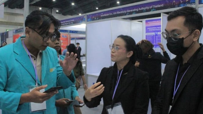 Mahasiswa UMS menjelaskan QryptoPay.