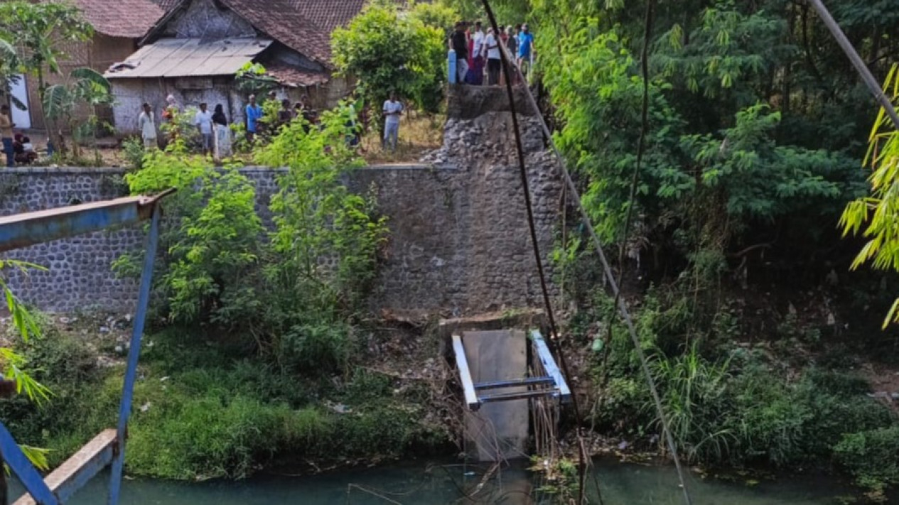 Jembatan gantung di Desa Kregenan yang putus.