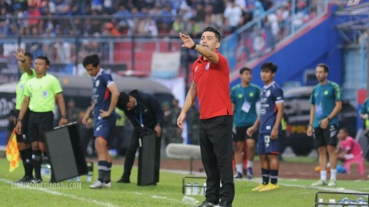 Pelatih anyar Arema, Javier Roca memberi instruksi