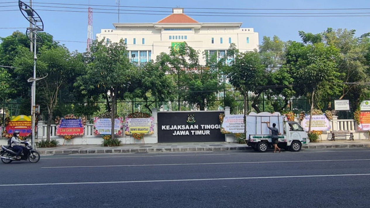 Karangan bunga dukungan ke Kejaksaan laporkan Alvin Lim.
