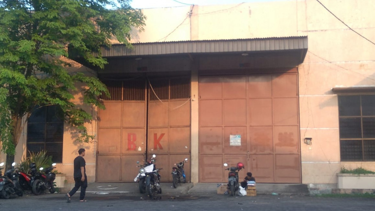 Gudang yang digeledah tim Densus 88 di Surabaya.