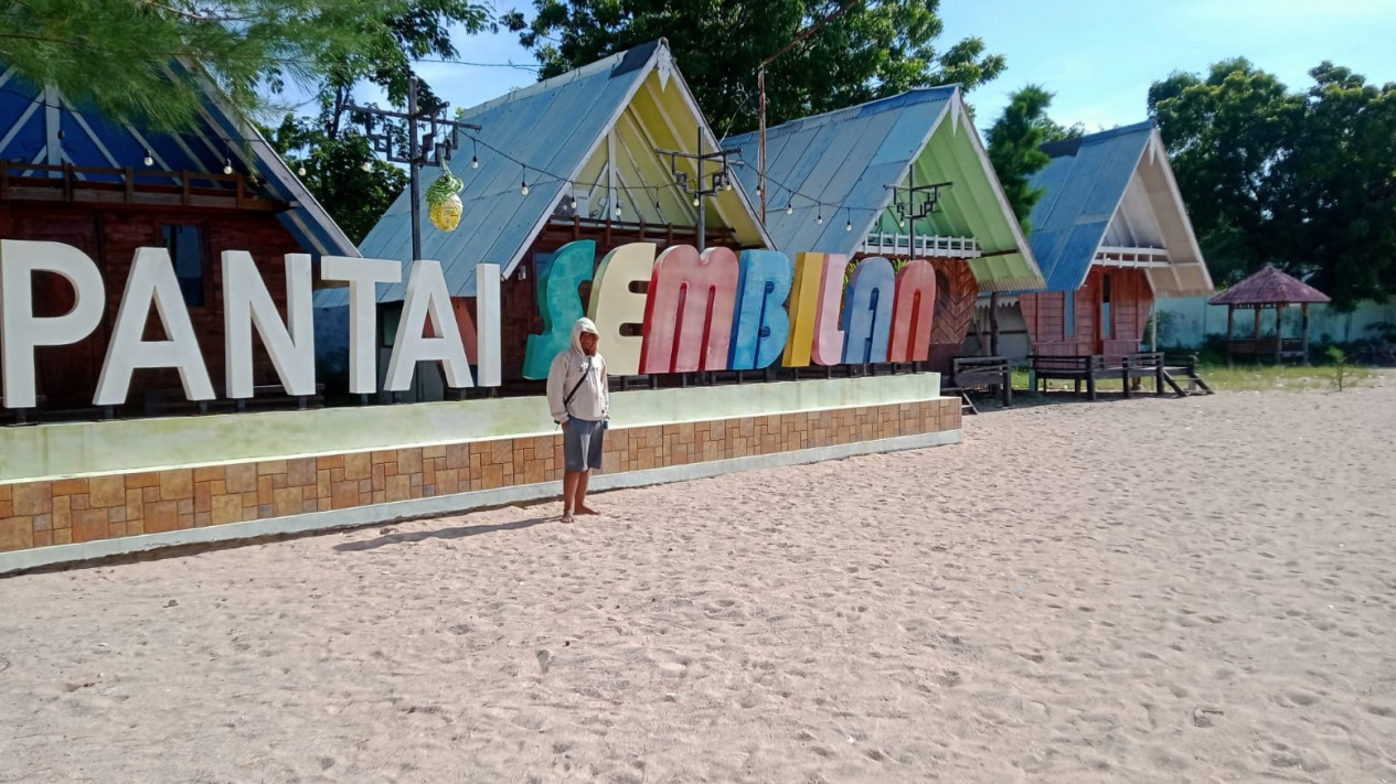 Pantai Sembilan di Pulau Gili Genting Sumenep