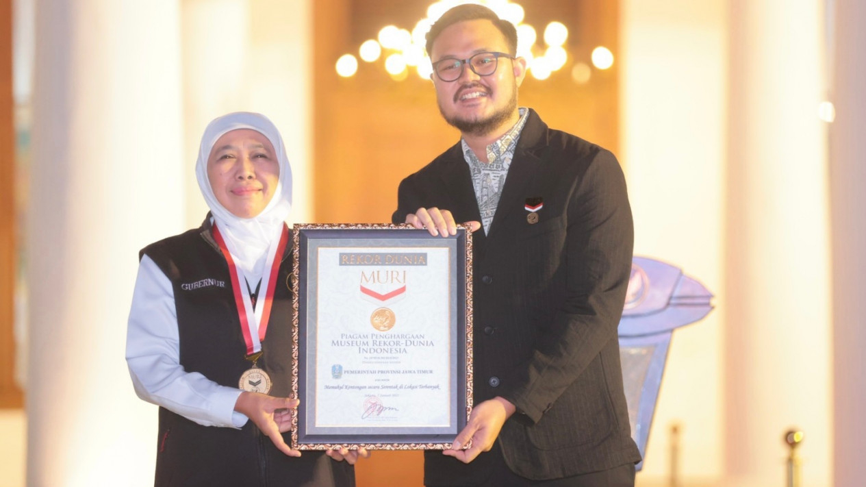Khofifah saat menerima penghargaan MURI