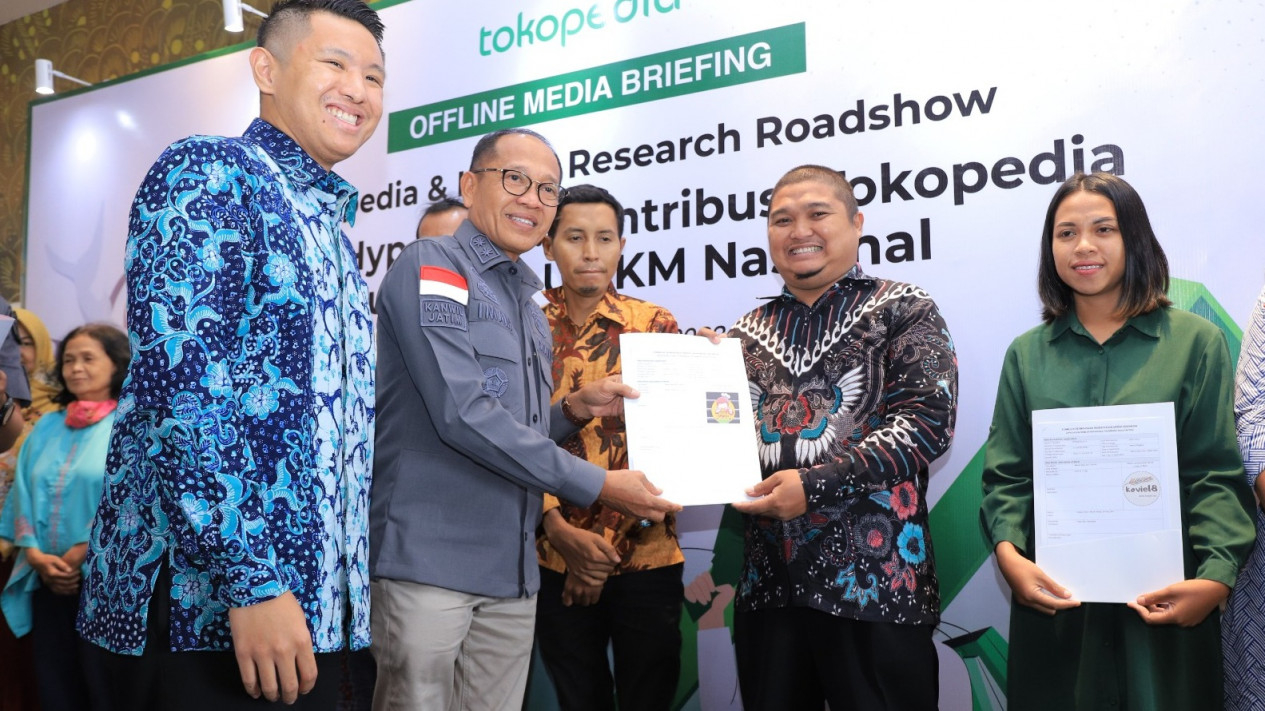 Penyerahan tanda bukti pendaftaran merek kepada 10 UMKM Surabaya