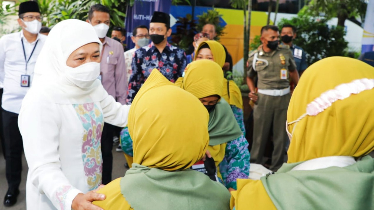 Gubernur Khofifah bersama jamaah haji
