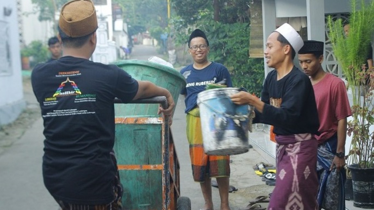 Para santri tengah mengangkut sampah