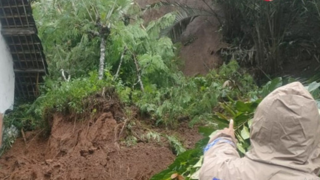 Lokasi satu keluarga tertimbun tanah longsor di rumahnya sendiri