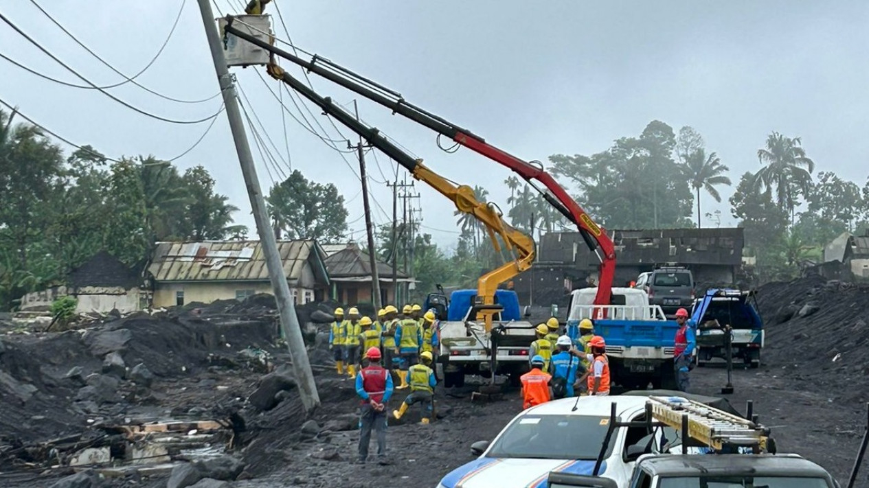 Pulihkan Jaringan Listrik Dampak Banjir Lahar Dingin Lumajang