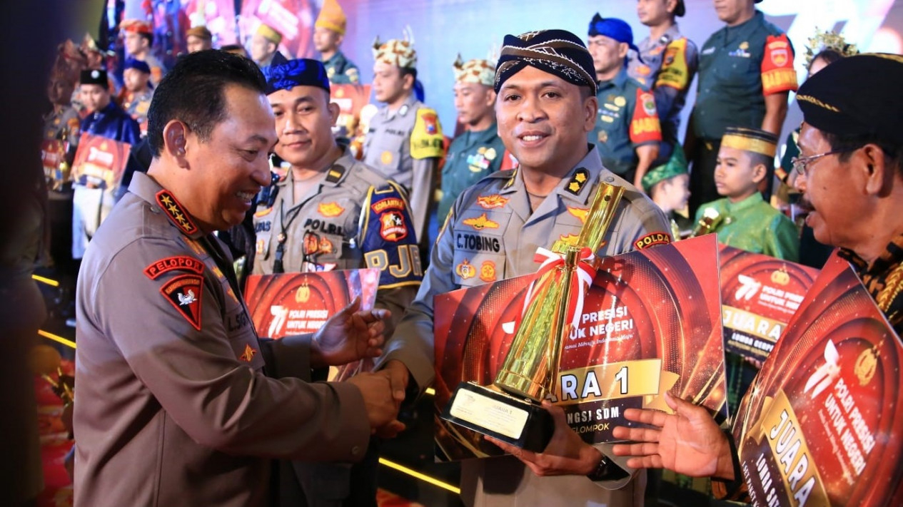 AKBP Tobing saat mewakili menerima penghargaan
