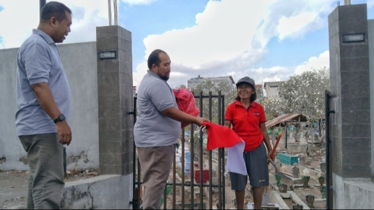 PWI-Bakesbangpol Tulungagung berikan bendera merah putih