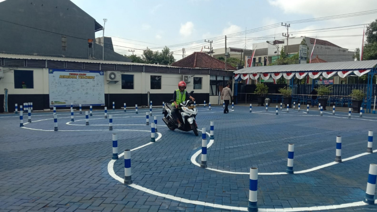 Warga mencoba lintasan S di Satpas Tulungagung