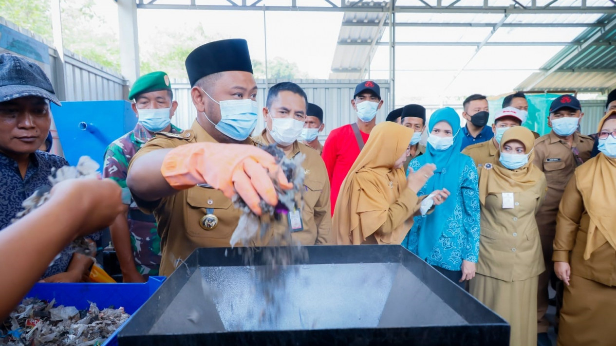 Bupati Gresik bersama Wakil Bupati Gresik di TPS3R Desa Sungonlegowo