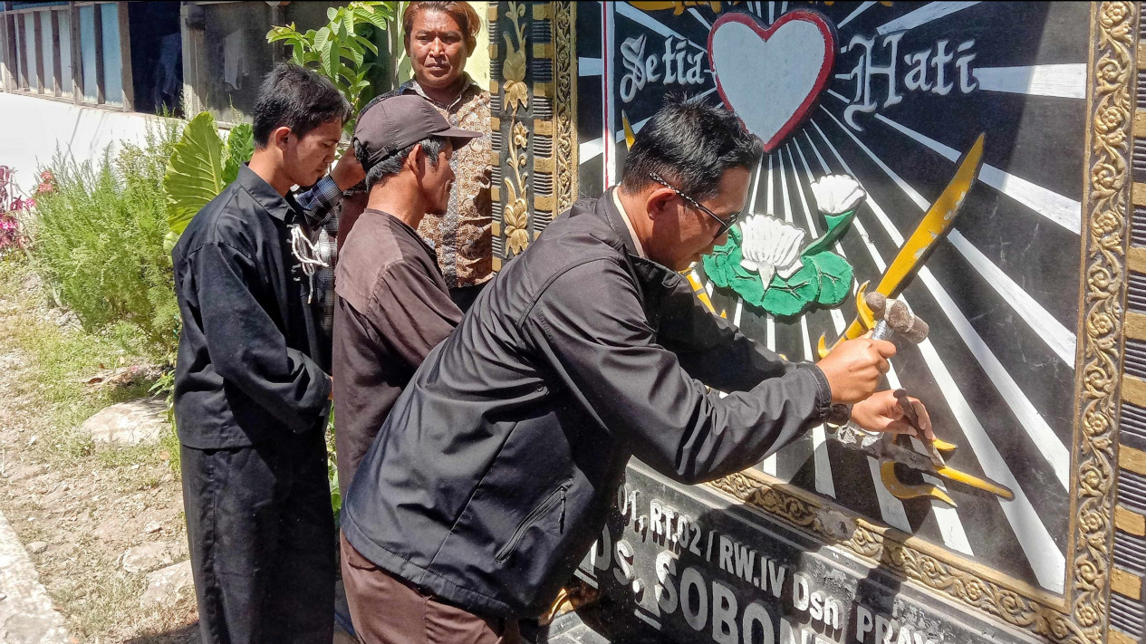 Pembongkaran tugu PSHT Boyolangu Tulungagung: Tampak Haru