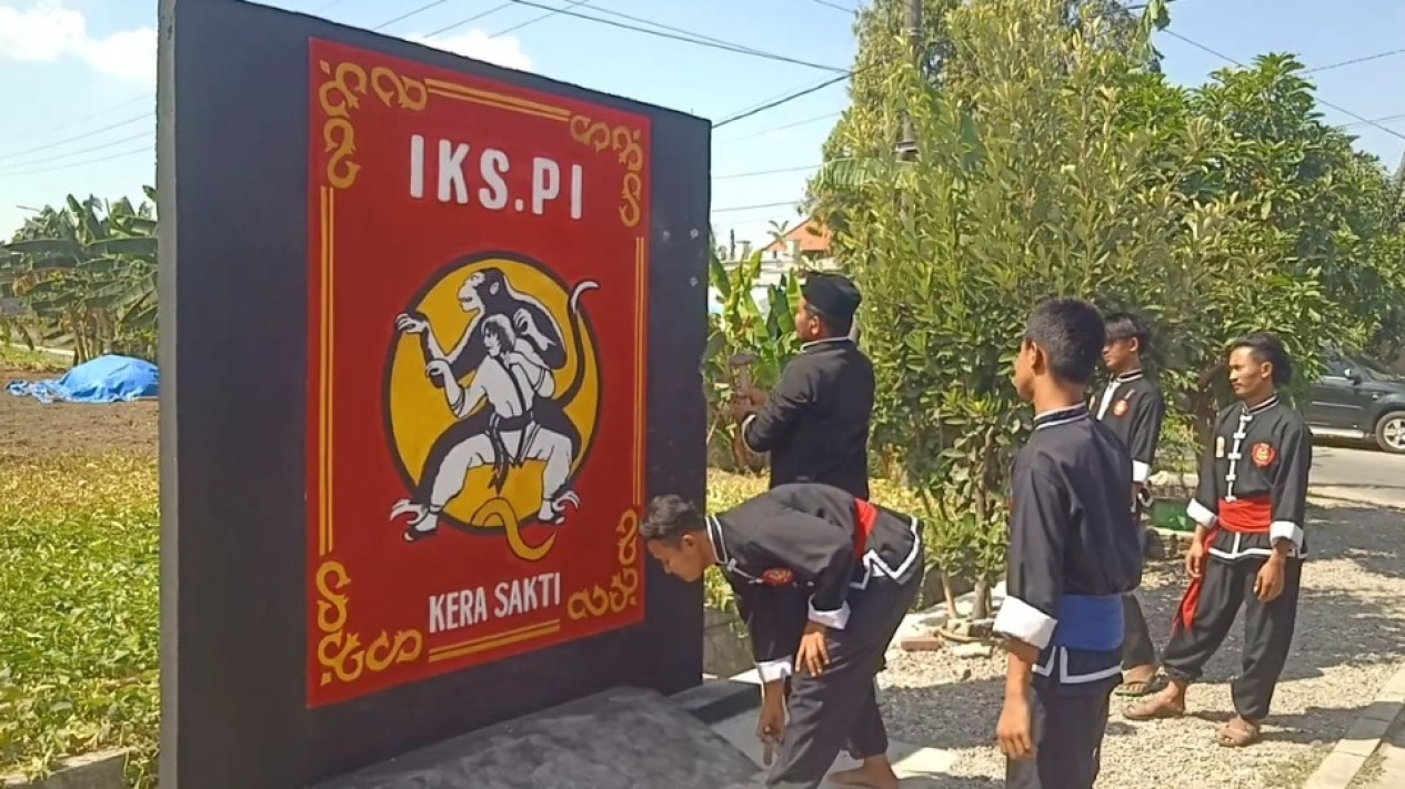 Proses pembongkaran tugu IKSPI Kera Sakti di Gresik