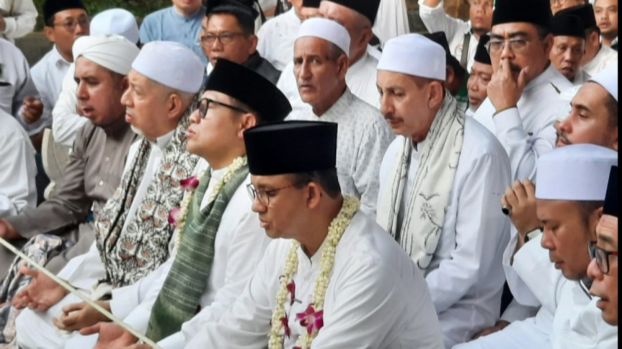 Anies Baswedan dan Muhaimin Iskandar di Makam Sunan Ampel
