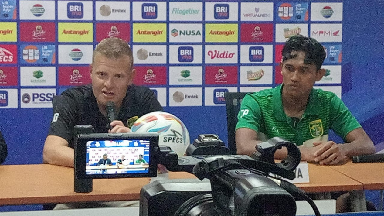 Pelatih Persebaya Josep Gombau dan pemain Catur Pamungkas