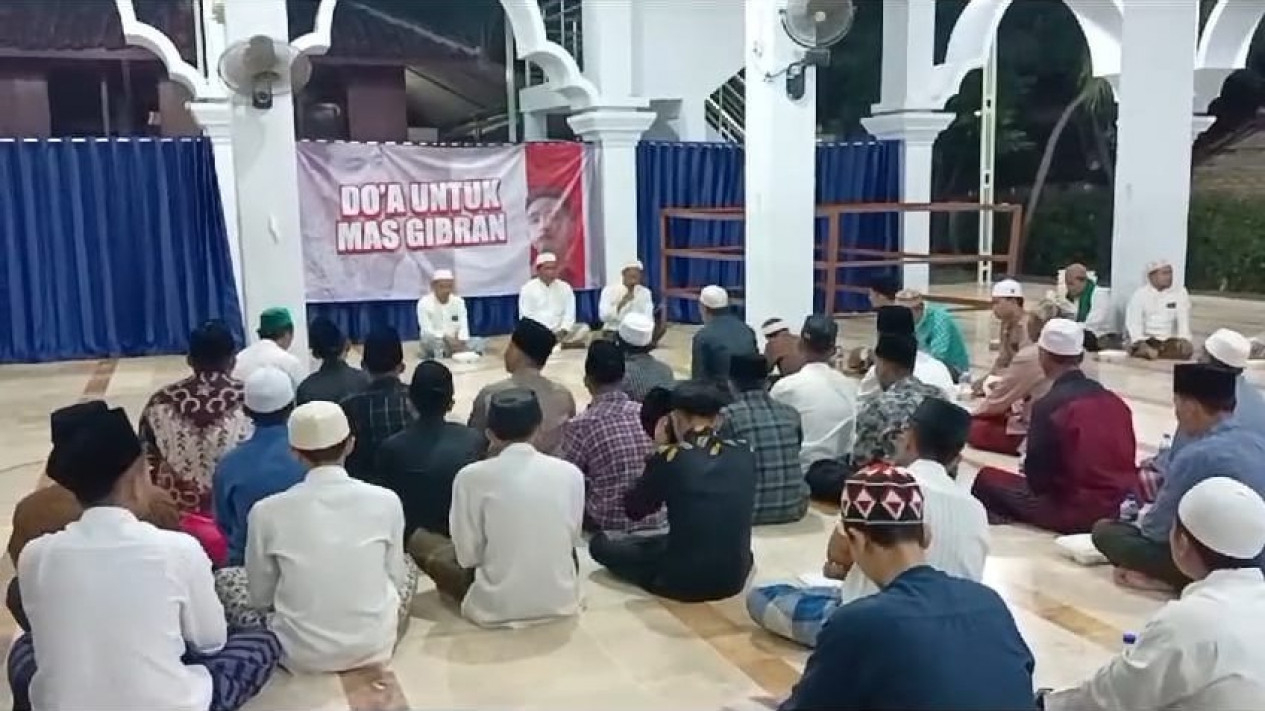 Ratusan warga Sampang doakan Gibran